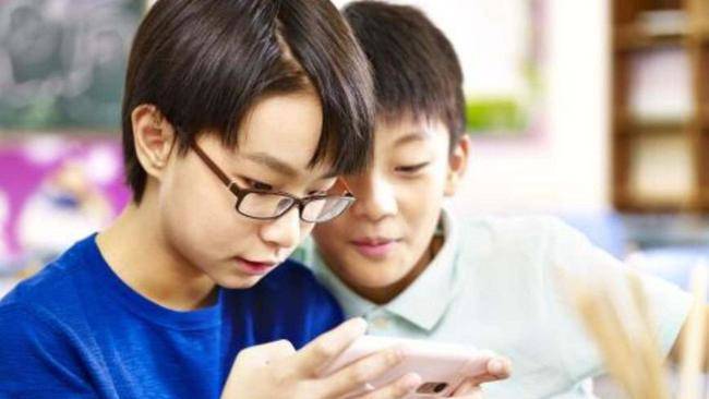 为什么一夜之间，王者荣耀竟出现百万六七十岁高龄打野